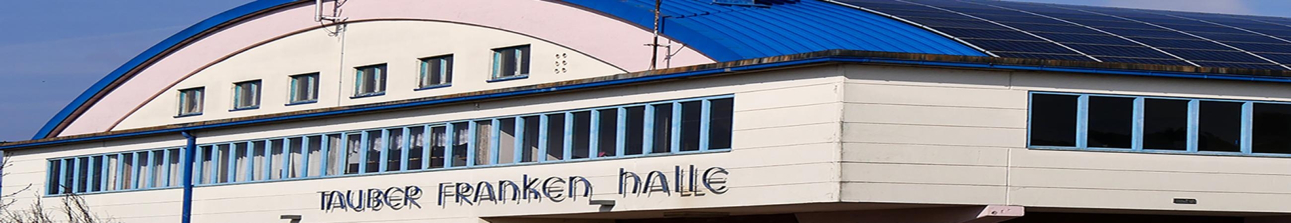 Blick auf die Tauber-Franken-Halle von der Seite