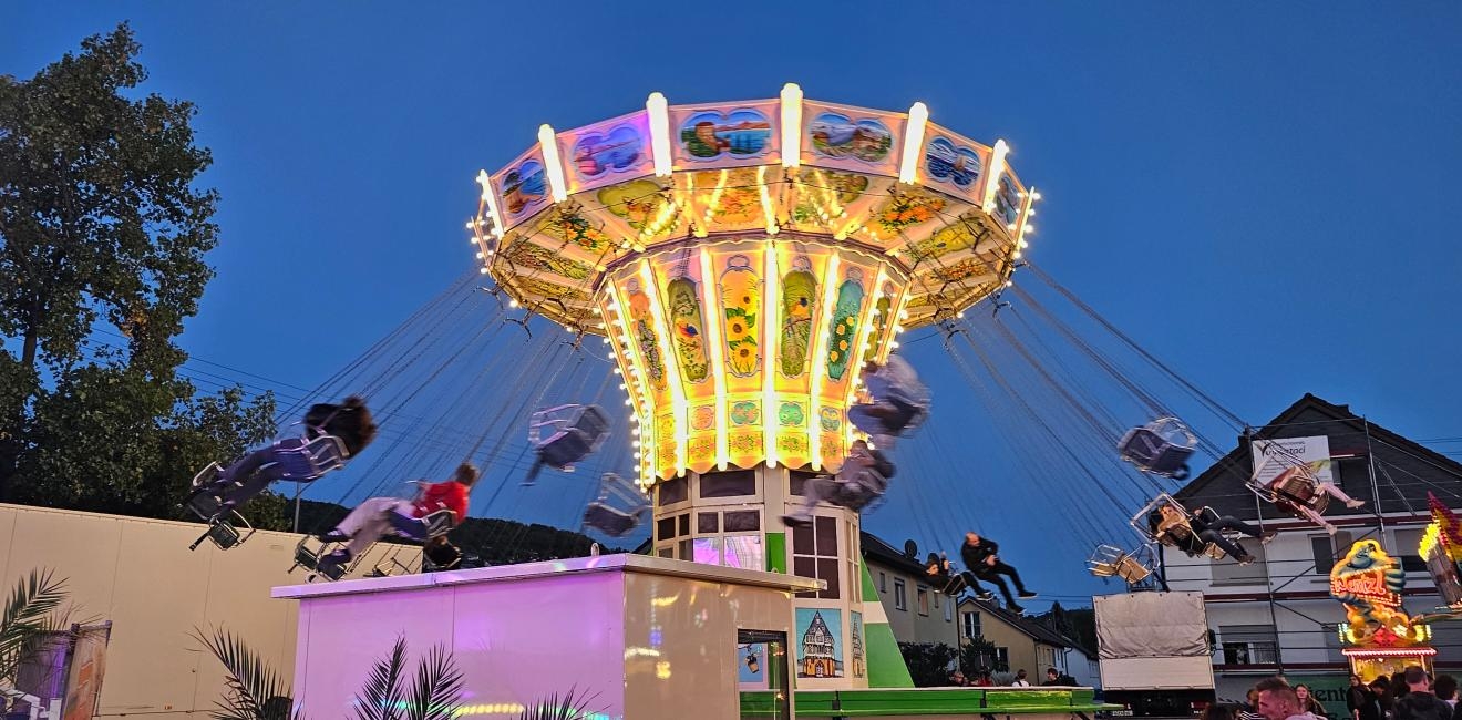Kettenkarussell am Abend auf der Königshöfer Messe
