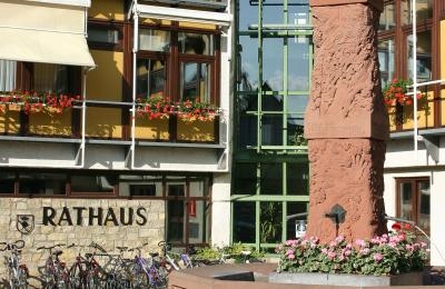 Brunnen vor dem Rathaus in Lauda