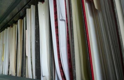 Akten hängen im Registerschrank