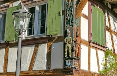 Booze-Schnitzerei an Fachwerkhaus