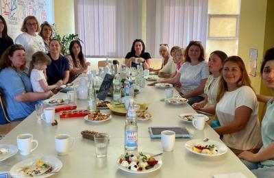 Menschen an Kaffeetafel