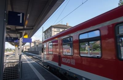 Personenzug am Bahnhof