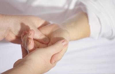 Hand hält Hand