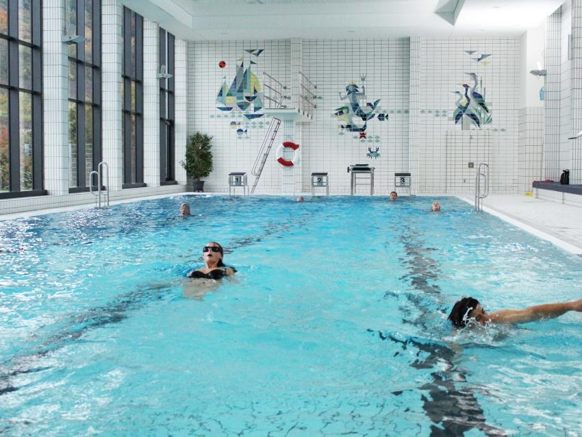 Blick in das Hallenbad