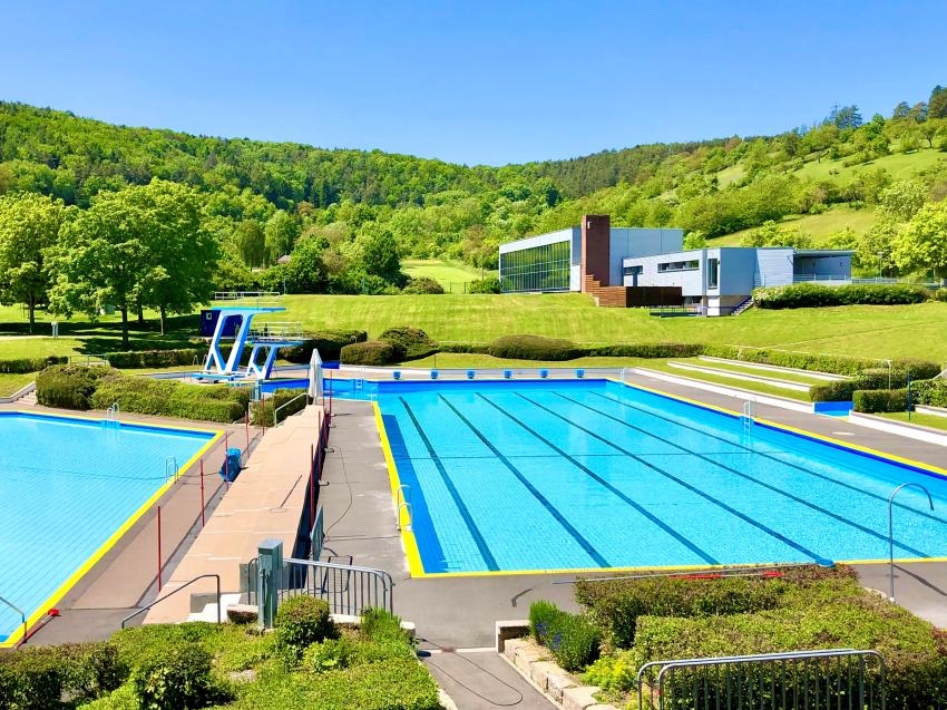 Mit vorhandenem Beckenlift können auch Menschen mit Beeinträchtigung (Rollstuhlfahrer) bei uns ins kühlende Nass gelangen. Beckenlift im Einsatz
