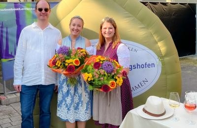 Bürgermeister Dr. Lukas Braun mit den Taubertäler Weinhoheiten Mareike FrieFiies und Michaela Wille