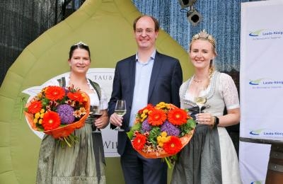 Bürgermeister Dr. Lukas Braun mit den Taubertäler Weinhoheiten Mareike FrieFiies und Michaela Wille