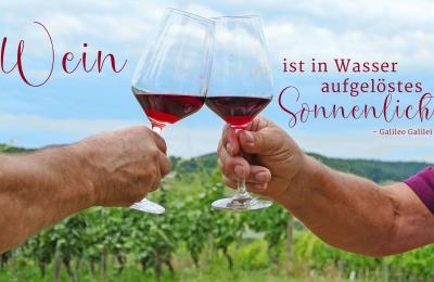 Zwei Weingläser stoßen an