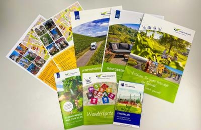 Weinprinzessin präsentiert Weinangebot