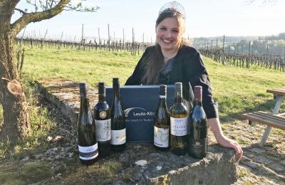 Weinprinzessin präsentiert Weinangebot