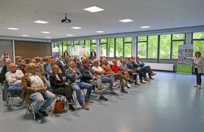 Menschen sitzen bei Vortrag im I-Park