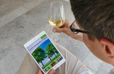 Mensch mit Tablet und Getränk