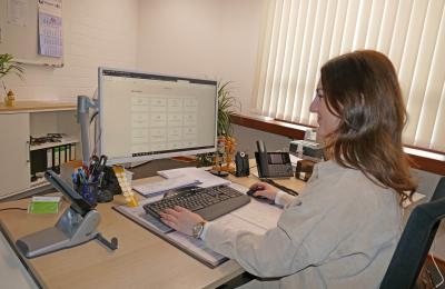 Frau arbeitet am Computer