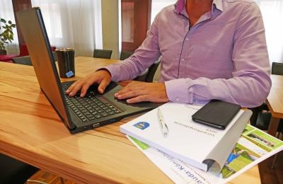 Mann arbeitet am Laptop