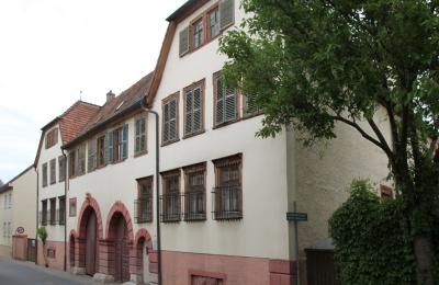 Blick auf barockes Weinhandelshaus von Osten