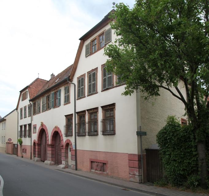 Blick auf barockes Weinhandelshaus von Osten