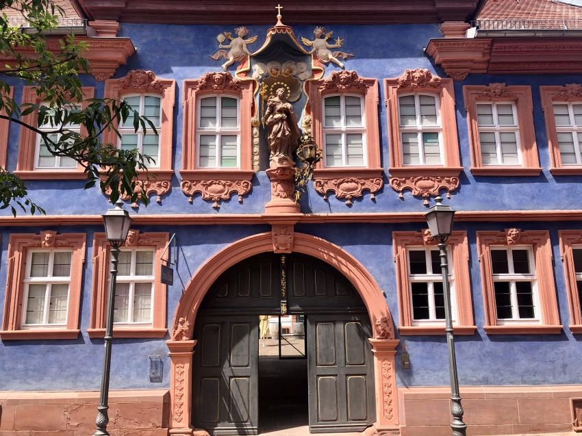 prunkvolles Weinhändlerhaus mit blauer Fassade und rotem Sims