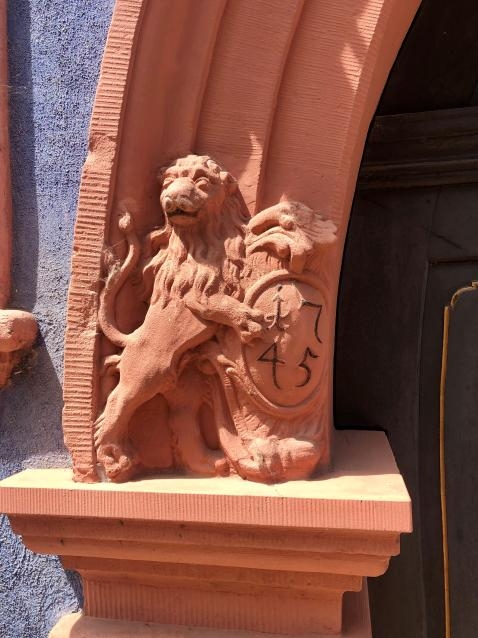 Eingansportal mit Wappen und Löwen