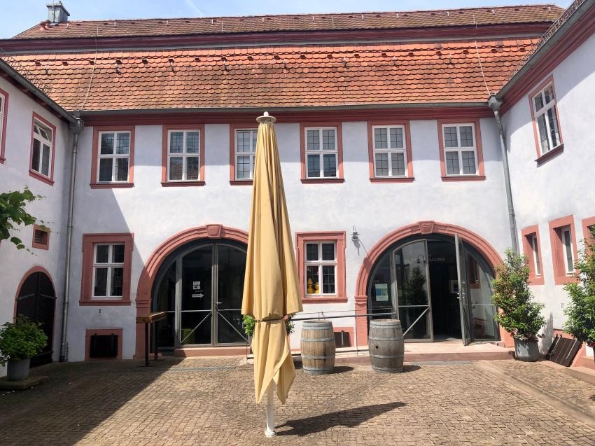 Huas mit zwei Toren und einen Sonnenschirm davor