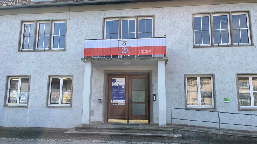 Blick auf den Eingangsbereich des Verwaltungsgebäude Königshofen