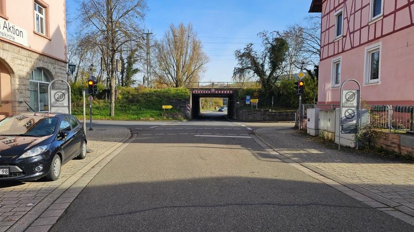 Blick auf Straße mit Ampel, rechtsund links Häuser
