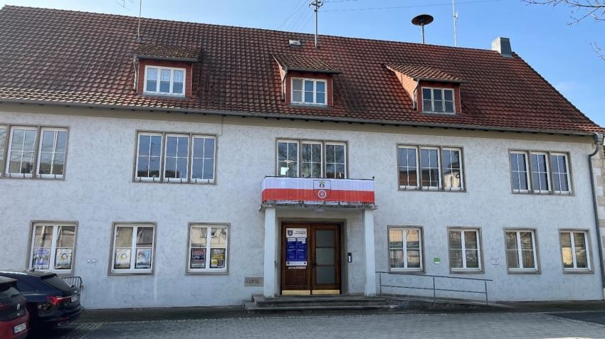 Front des Verwaltungsgebäude Königshofen bei blauem Himmel