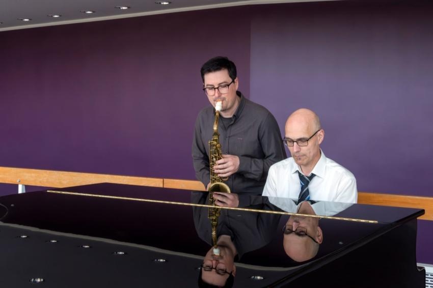 Mann mit Saxophon und Mann mit Klavier