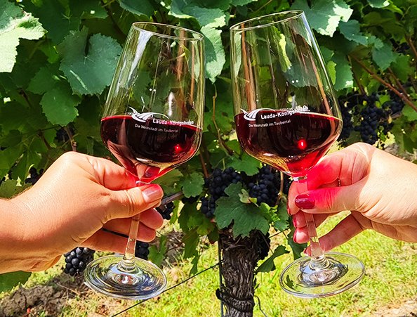 Zwei Weingläser stoßen an